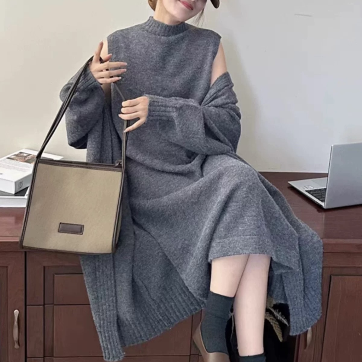 Women‘s Knitted Suit